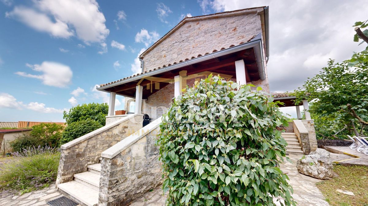 Casa in pietra ristrutturata con piscina